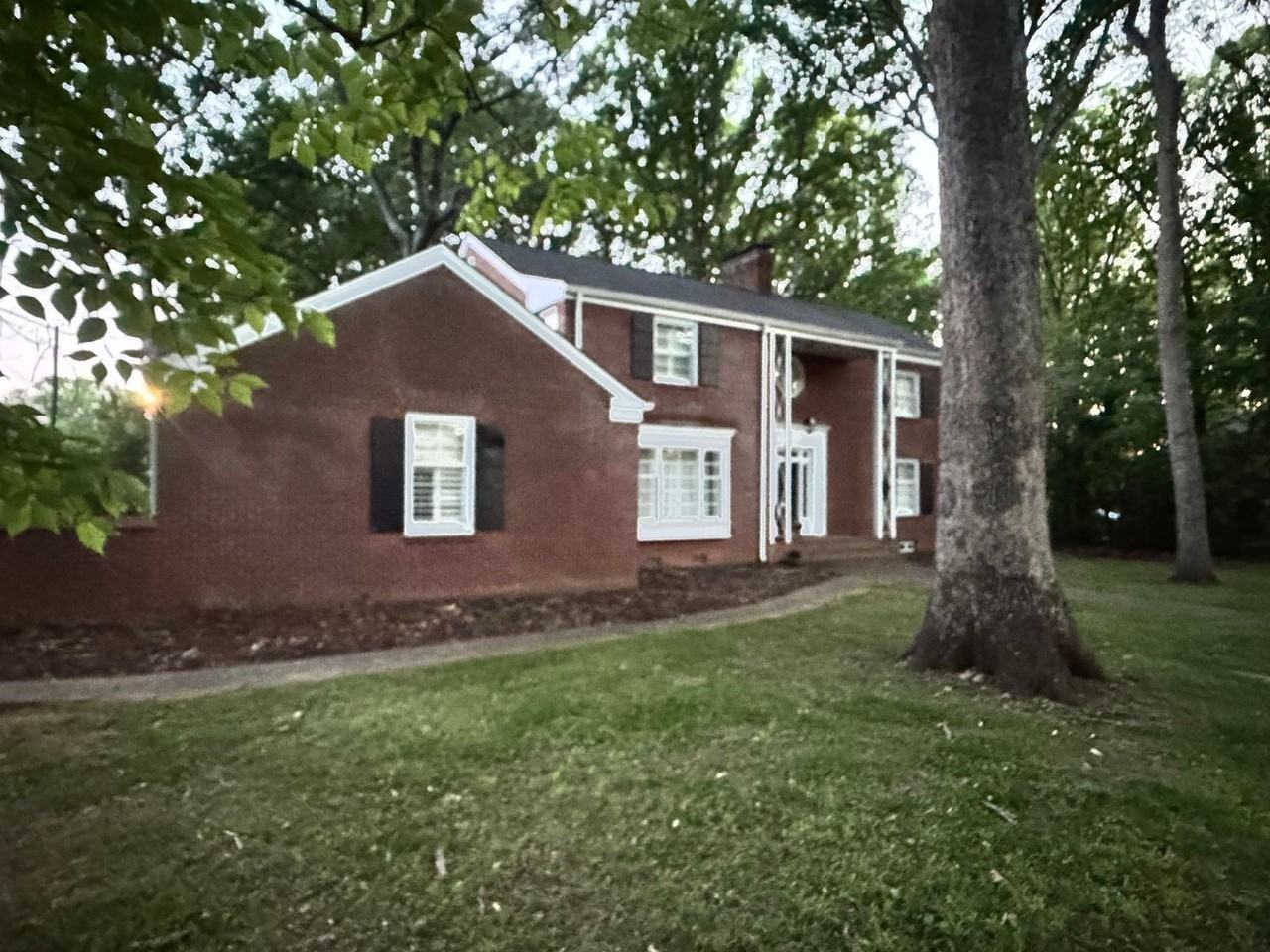 906 Crescent Cir - Photo 2 of 50