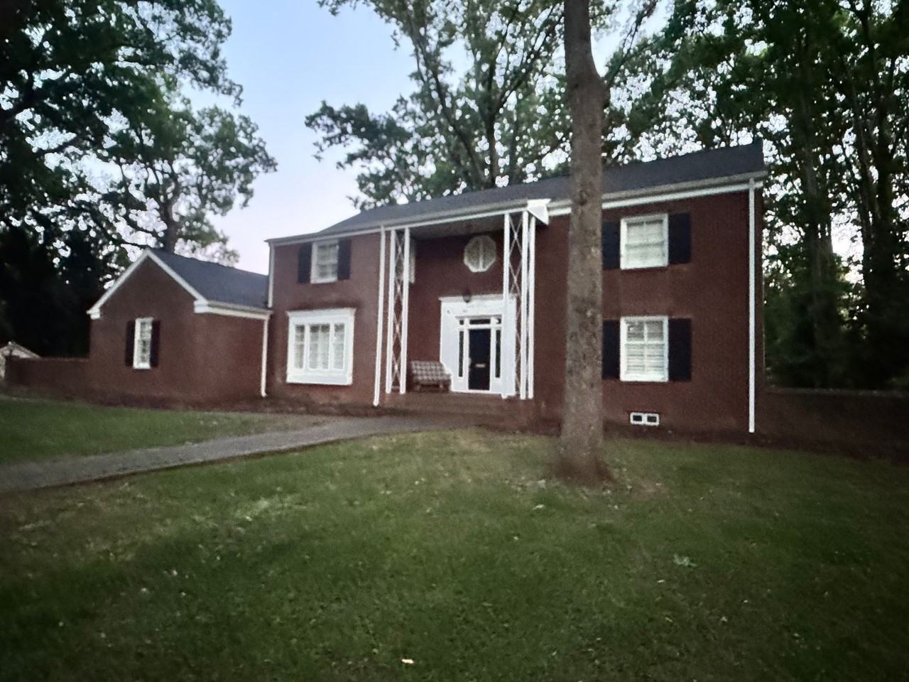 906 Crescent Cir - Photo 4 of 50