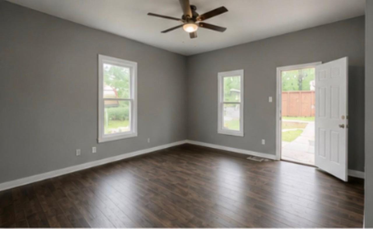 523 E Lee St - Photo 2 of 7