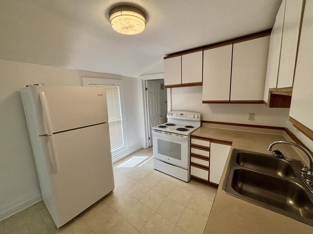 1206 Se Jackson St - Photo 3 of 11