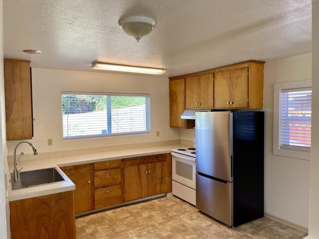 2737 Ne Gordon Ave - Photo 2 of 11