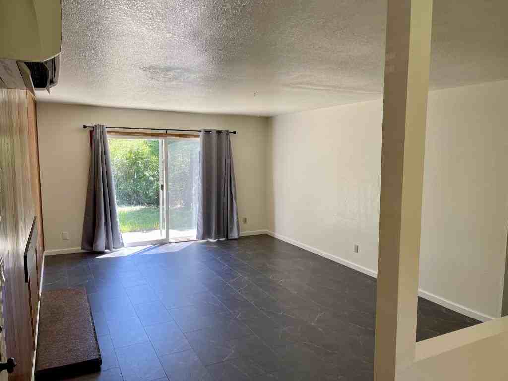 2737 Ne Gordon Ave - Photo 4 of 11