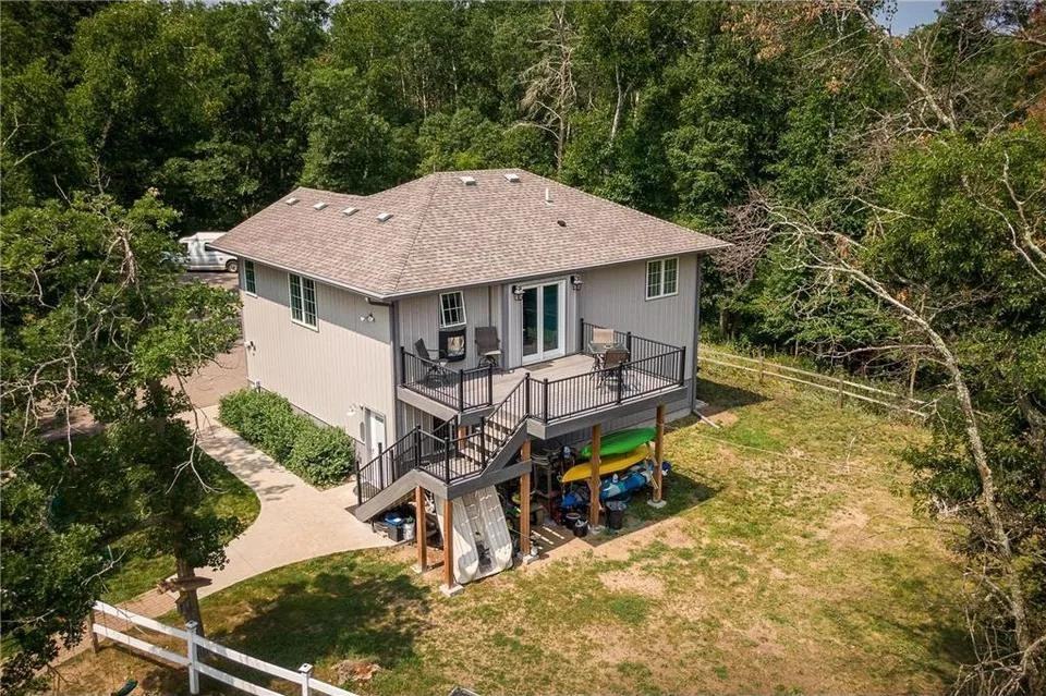 10010 Strawberry Lake Rd - Photo 2 of 13