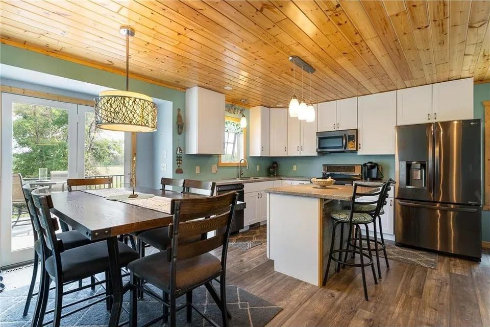 10010 Strawberry Lake Rd - Photo 3 of 13