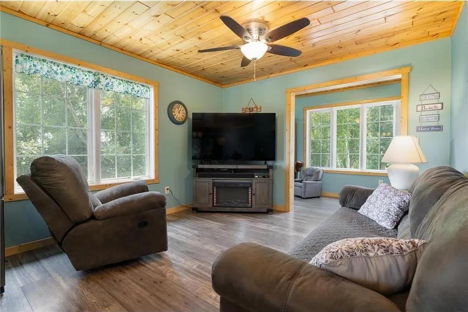 10010 Strawberry Lake Rd - Photo 5 of 13