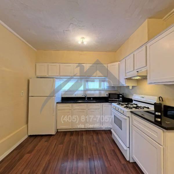 2300 Carlton Way #B - Photo 2 of 8
