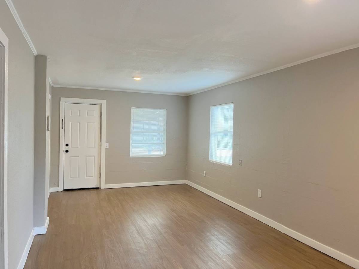 904 Randall St - Photo 3 of 10