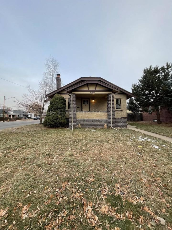 4290 King St - Photo 2 of 10