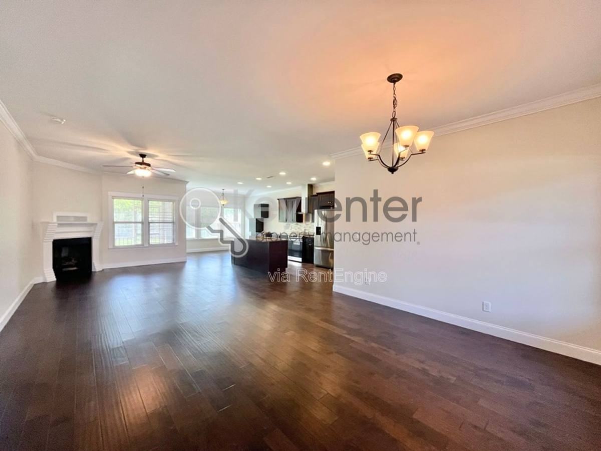 2758 Waterhaven Dr - Photo 3 of 10