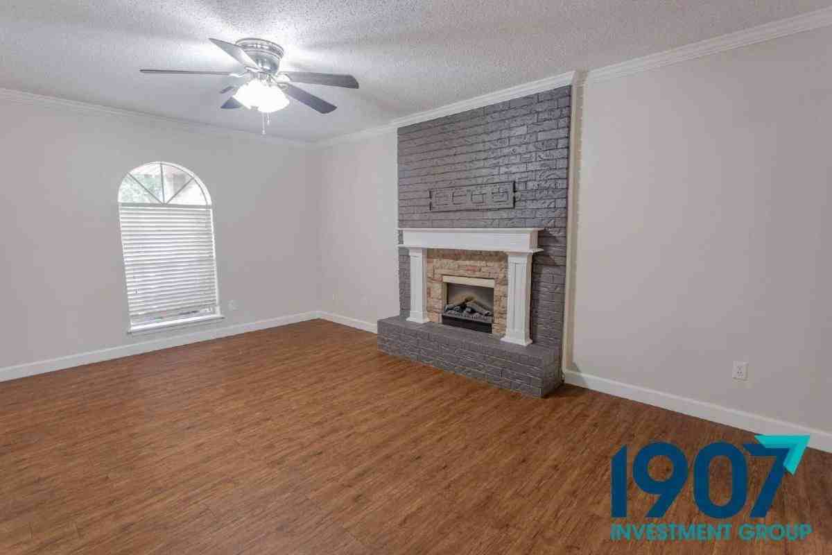 1201 Kings Ct - Photo 7 of 10