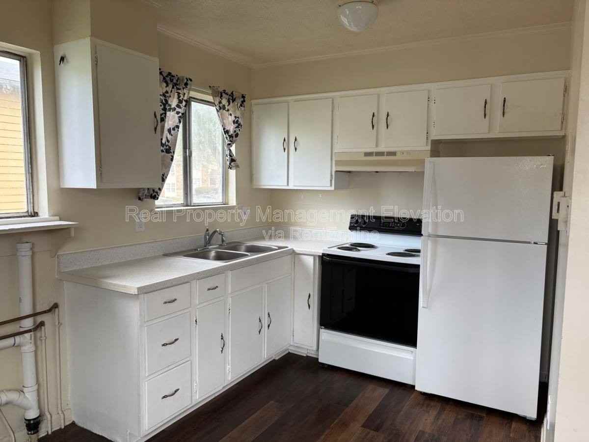 1114 Allen Dr - Photo 2 of 9