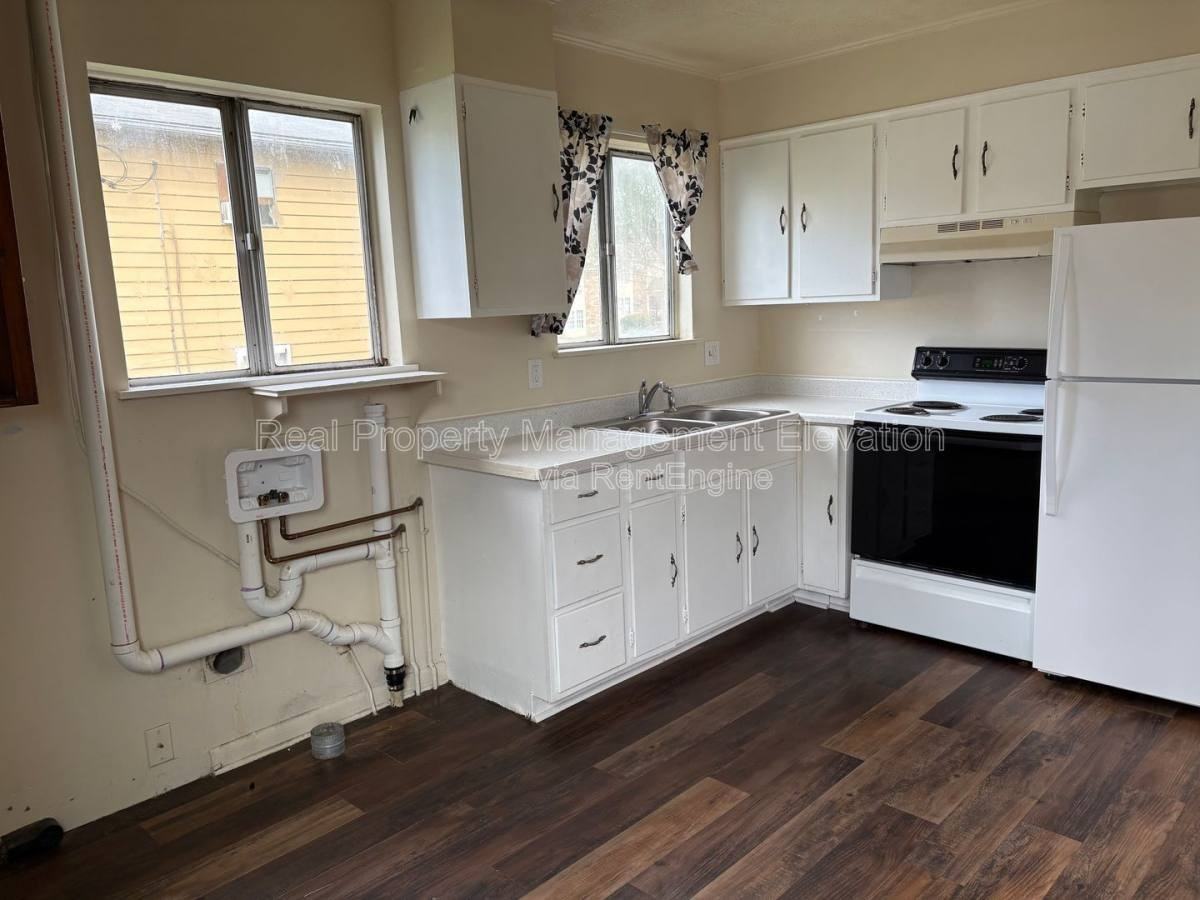 1114 Allen Dr - Photo 3 of 9