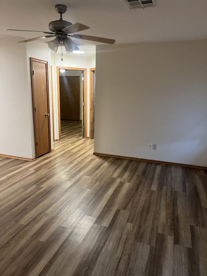 1006 Aspen Ct - Photo 3 of 12