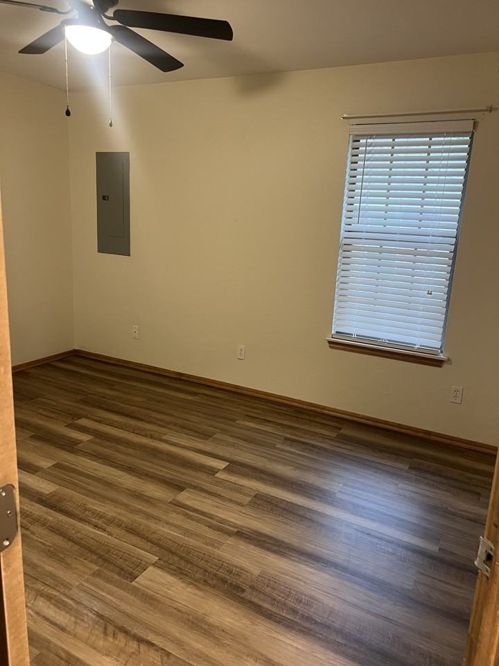 1006 Aspen Ct - Photo 4 of 12