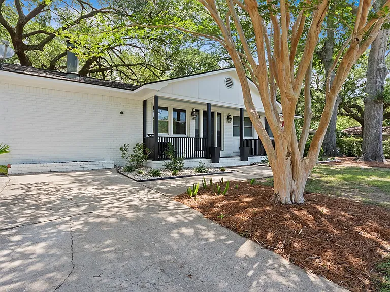 1431 Glencoe Dr - Photo 3 of 34