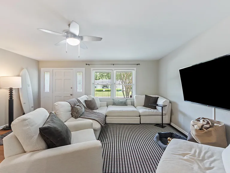 1431 Glencoe Dr - Photo 7 of 34