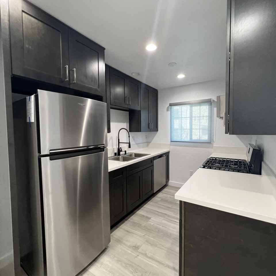 900 W College St #4 - Photo 2 of 13