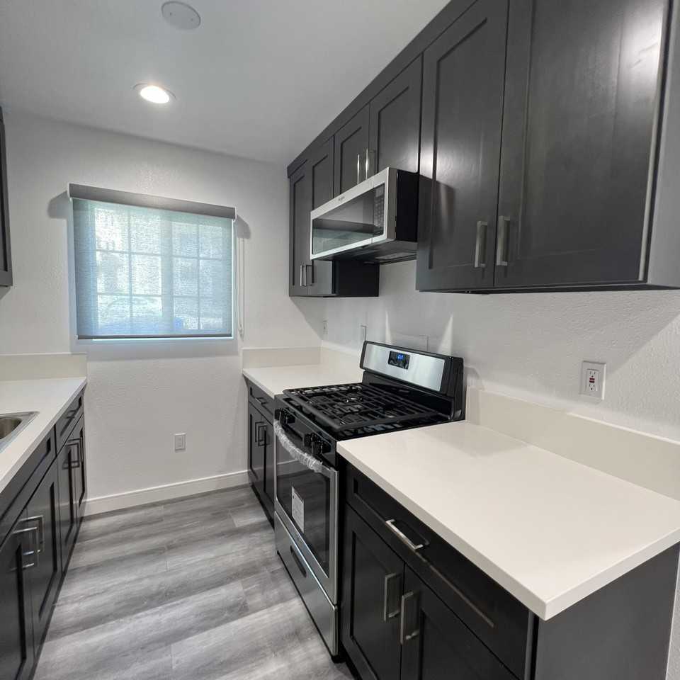 900 W College St #4 - Photo 3 of 13
