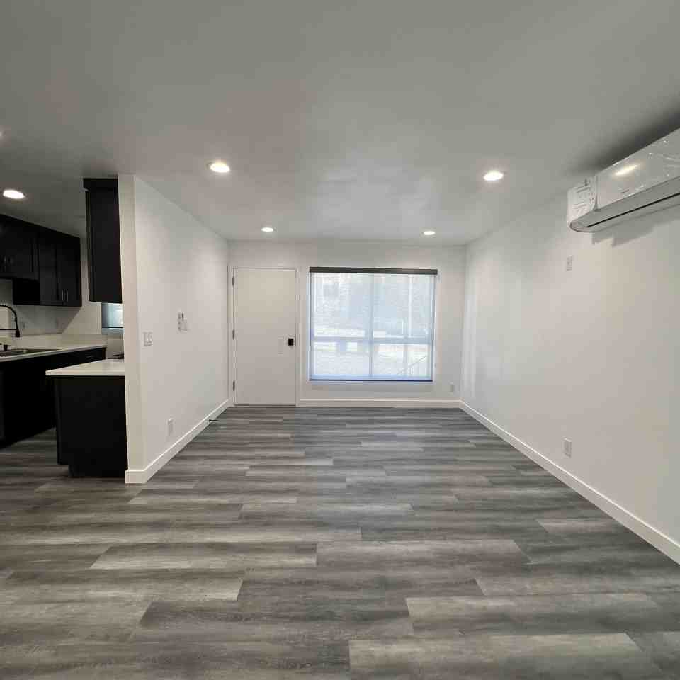 900 W College St #4 - Photo 7 of 13