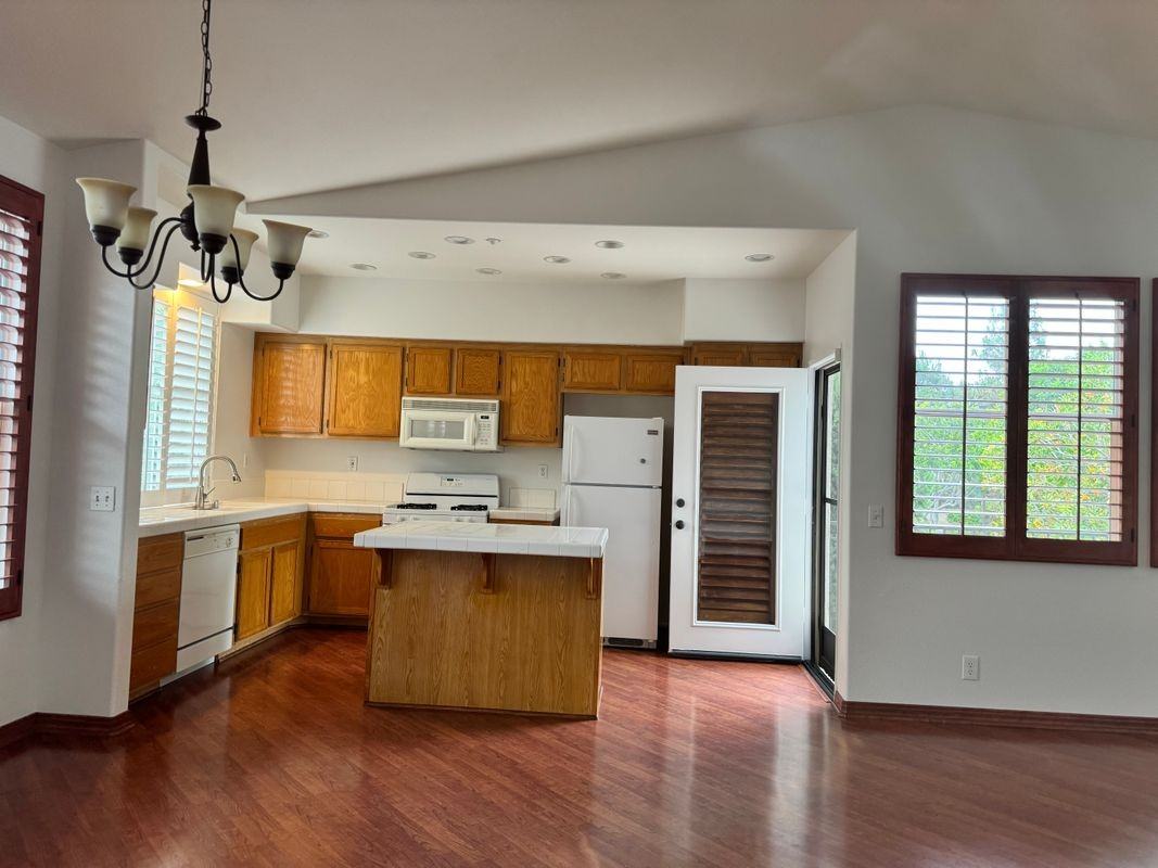 606 Larkridge - Photo 4 of 9