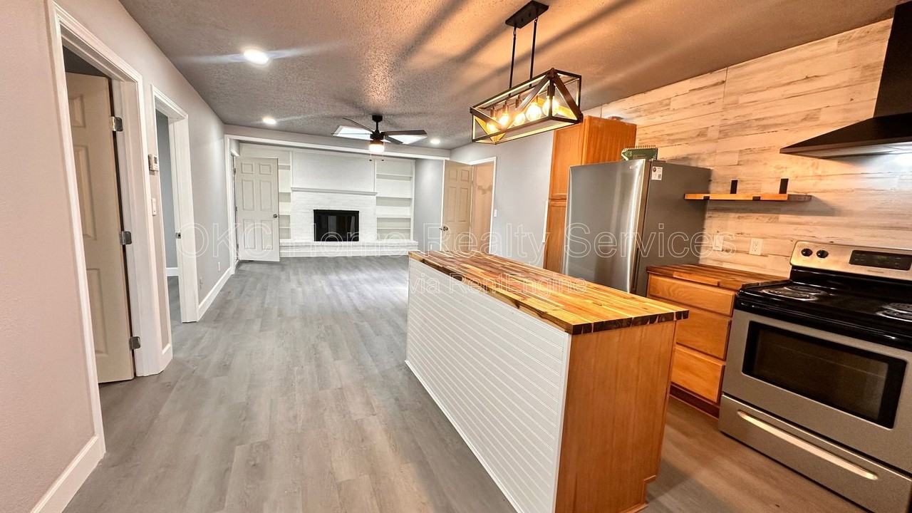 1617 N Christine Dr - Photo 2 of 30