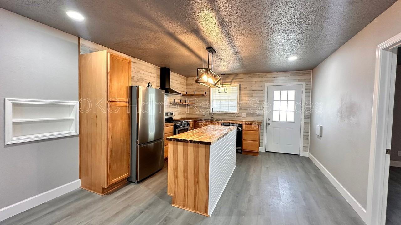 1617 N Christine Dr - Photo 3 of 30