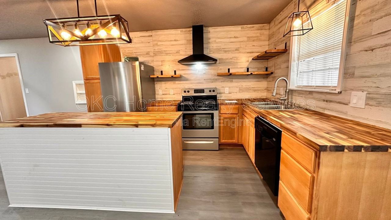 1617 N Christine Dr - Photo 4 of 30