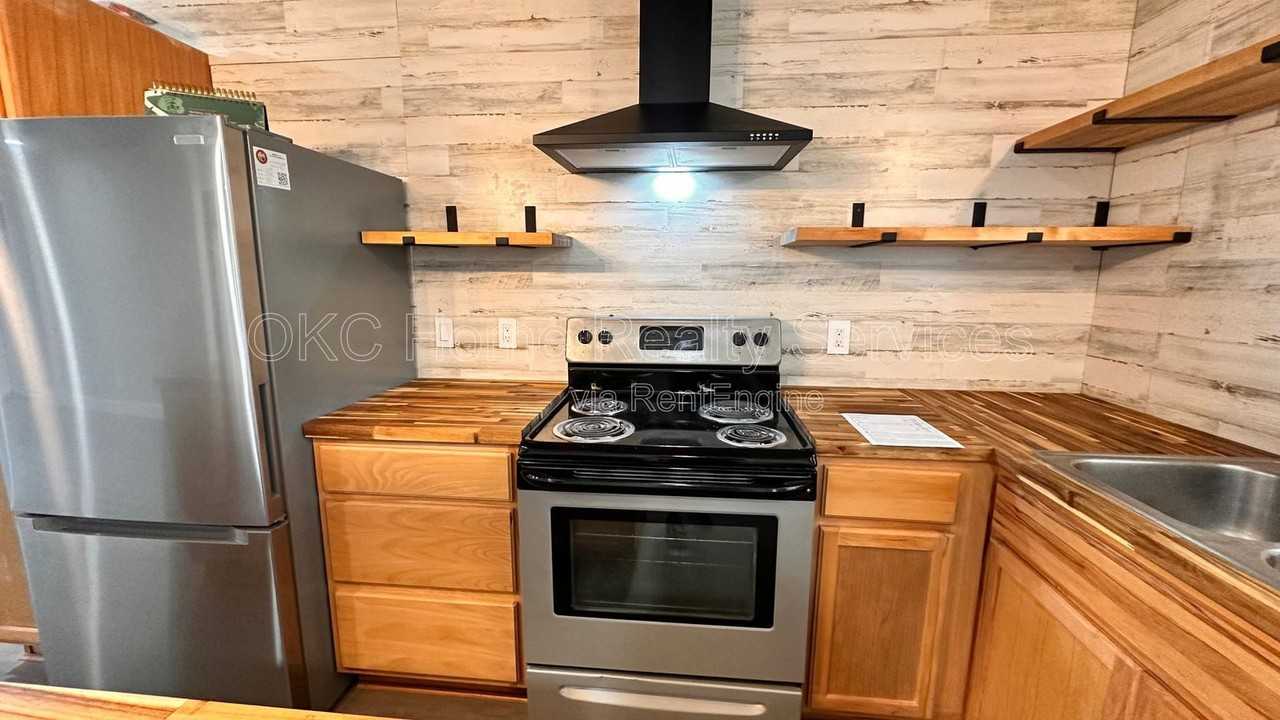 1617 N Christine Dr - Photo 5 of 30