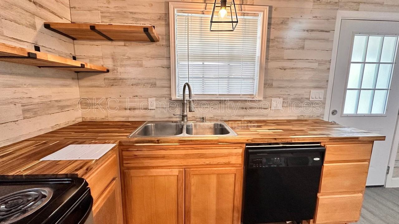 1617 N Christine Dr - Photo 6 of 30