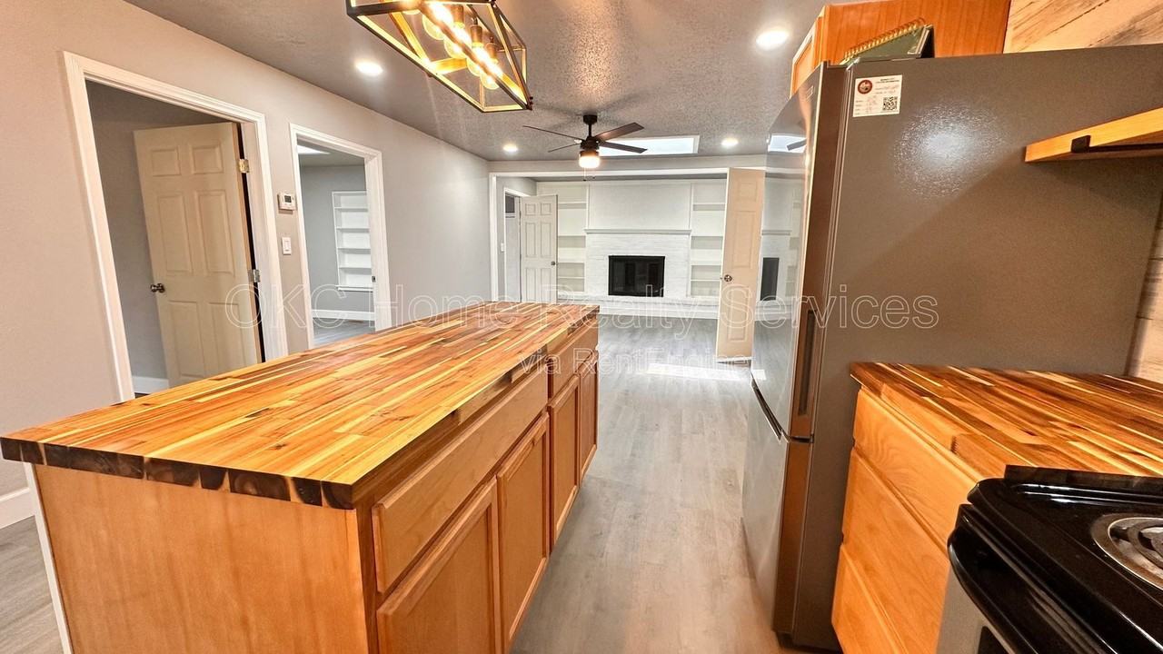 1617 N Christine Dr - Photo 7 of 30