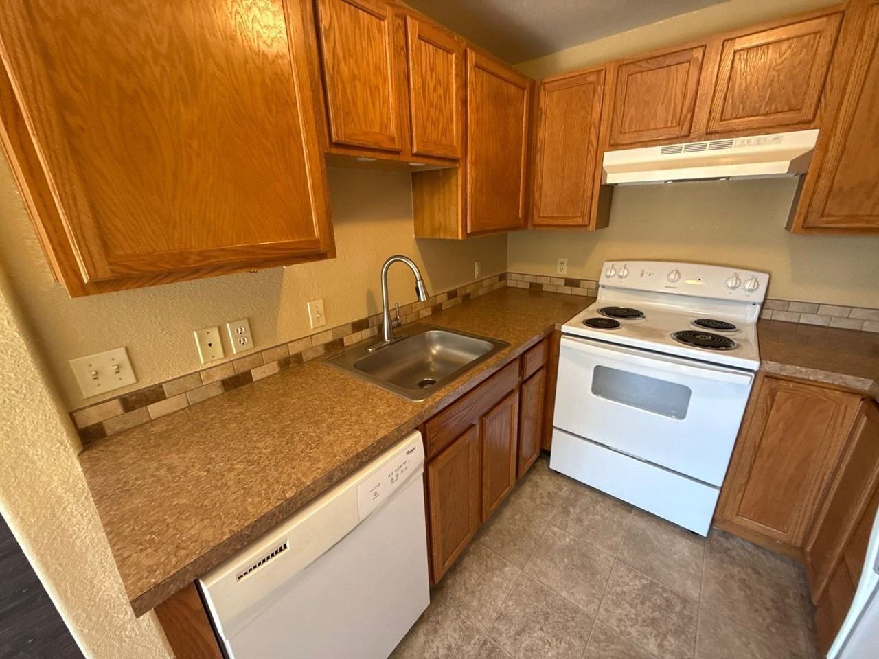 2574 16th Ave Se - Photo 7 of 32