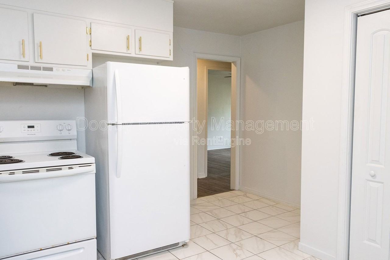 2027 Lee St - Photo 4 of 14