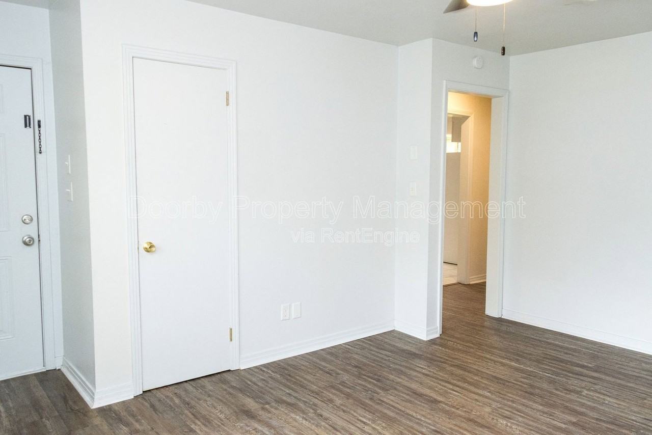 2027 Lee St - Photo 5 of 14