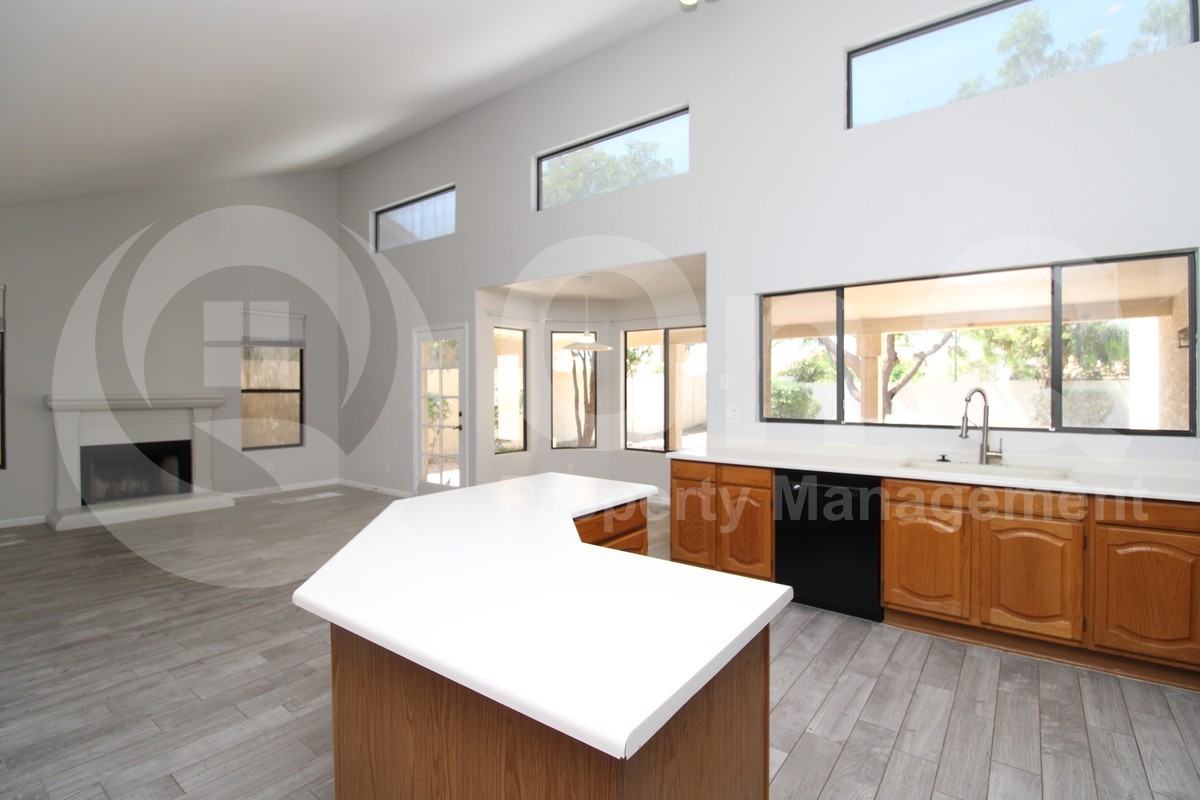 1047 W Lakeridge Dr - Photo 4 of 27