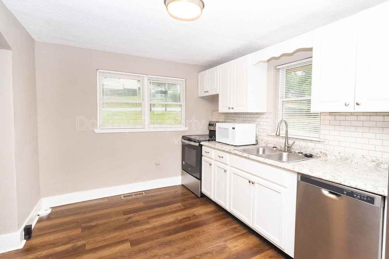 403 Warren St - Photo 4 of 17