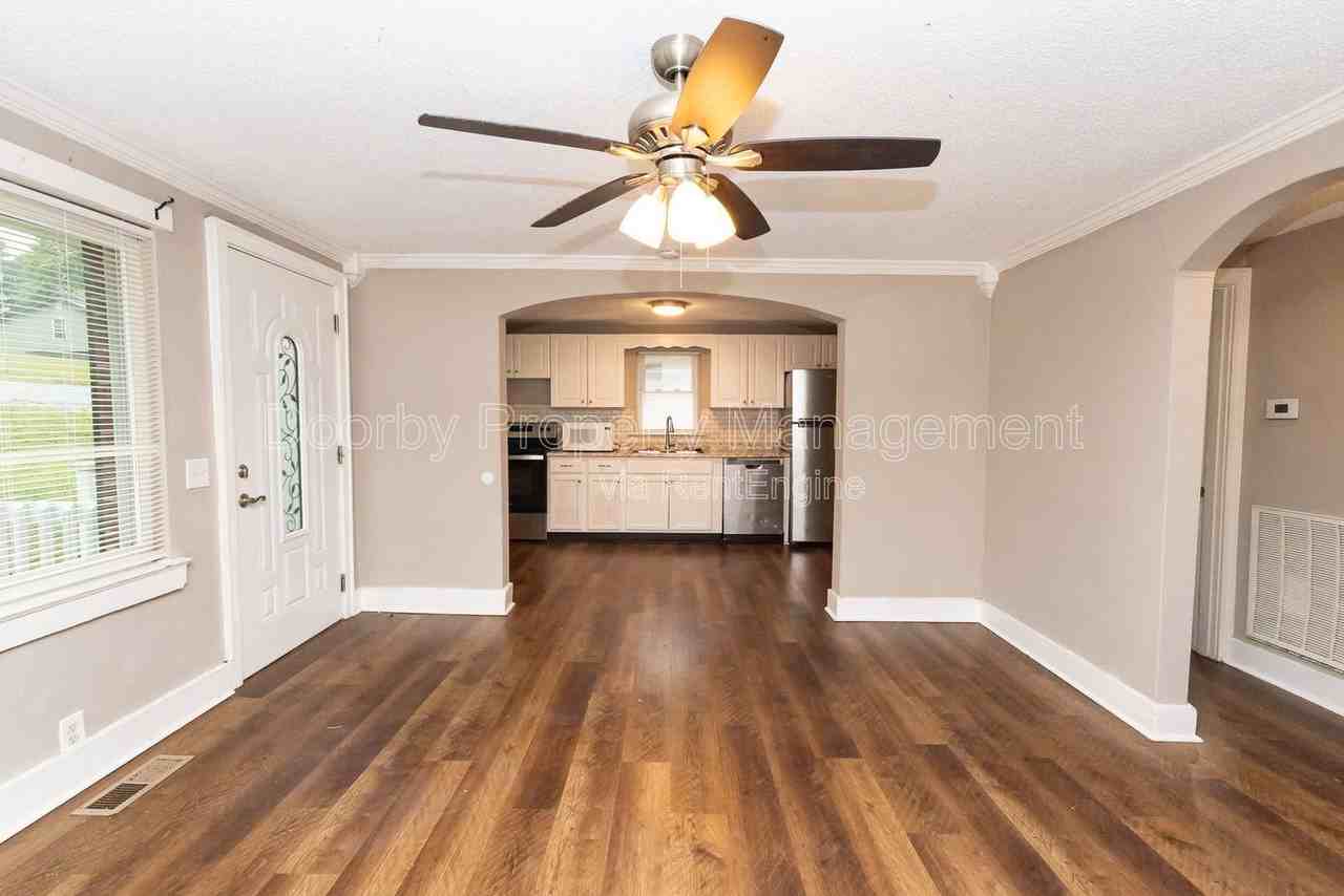 403 Warren St - Photo 5 of 17