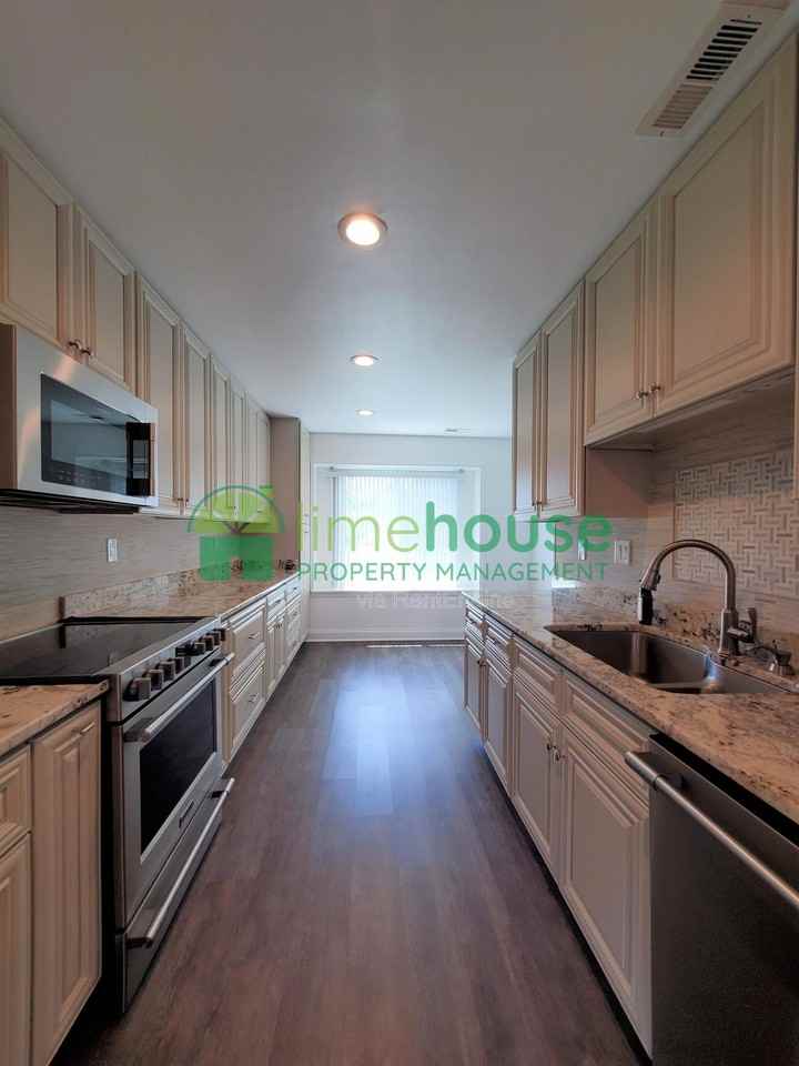 5304 Lord George Dr - Photo 3 of 22