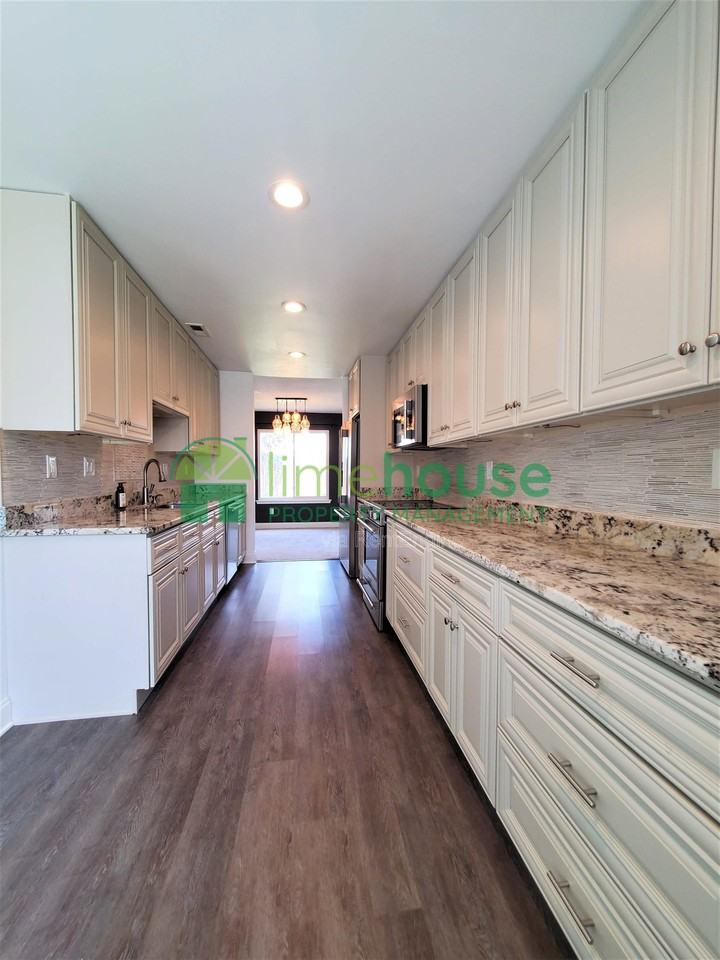 5304 Lord George Dr - Photo 4 of 22