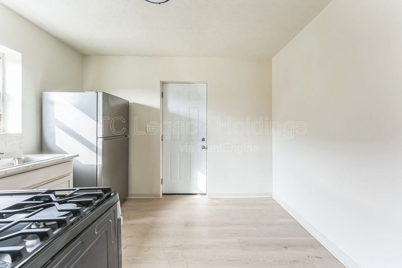 415 Simpson Ave - Photo 6 of 16