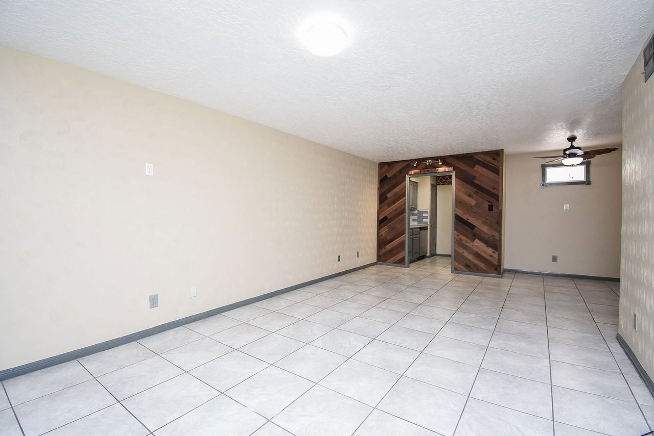 2507 Montrose Blvd #22 - Photo 6 of 31