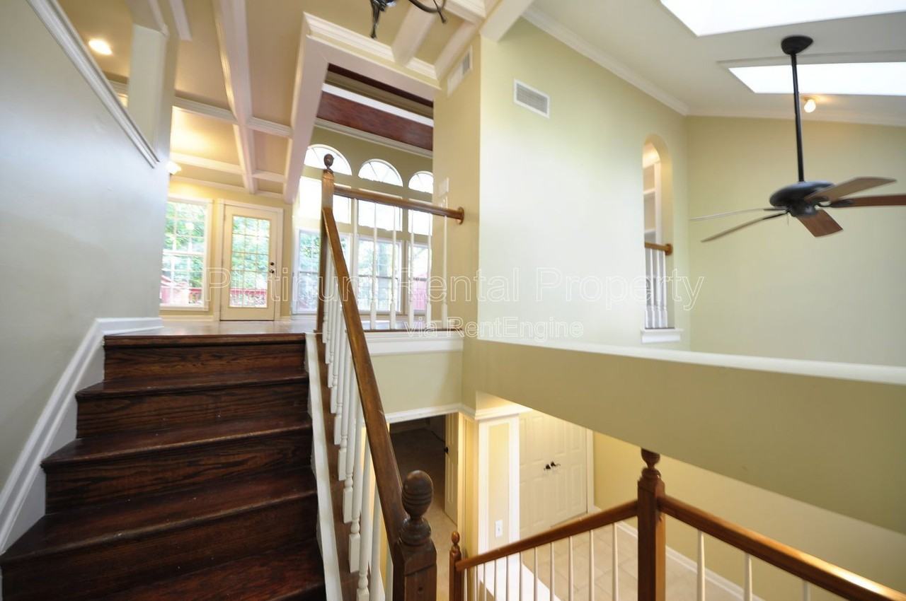 2198 Goodwood Blvd Se - Photo 3 of 28