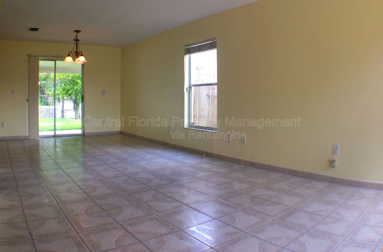 2320 Justin Ave - Photo 2 of 12