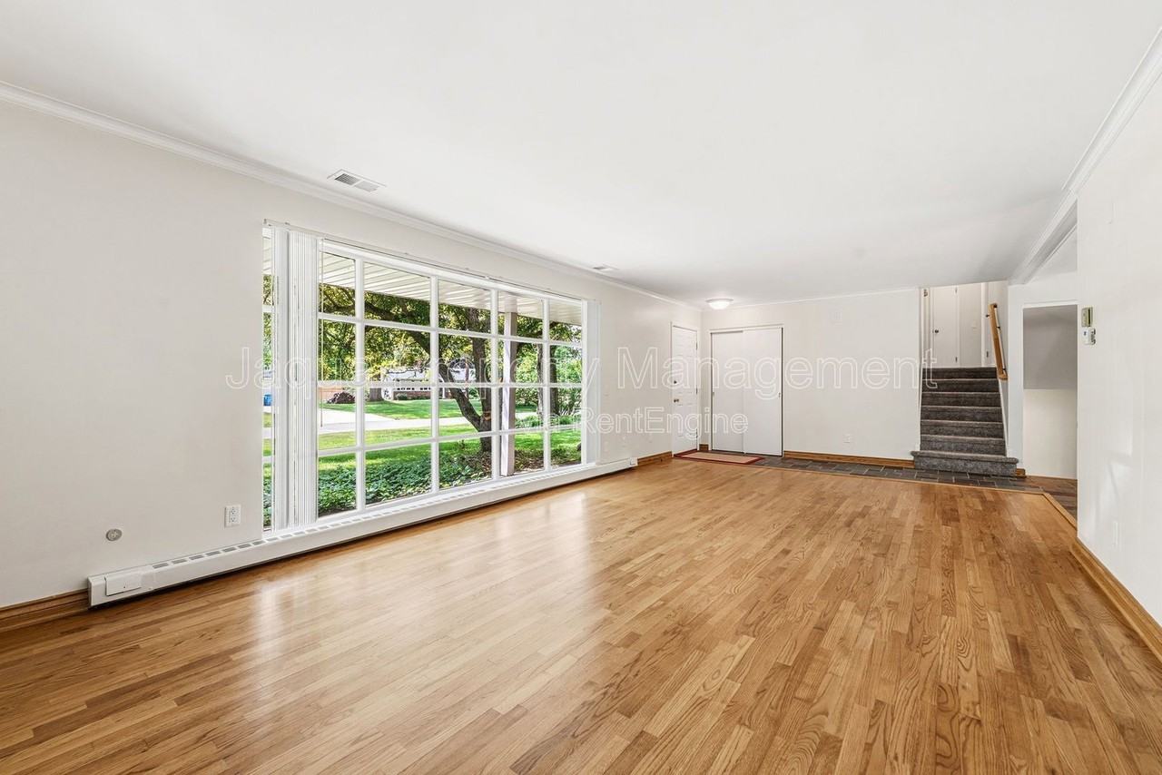 4420 Croyden Ave - Photo 4 of 29