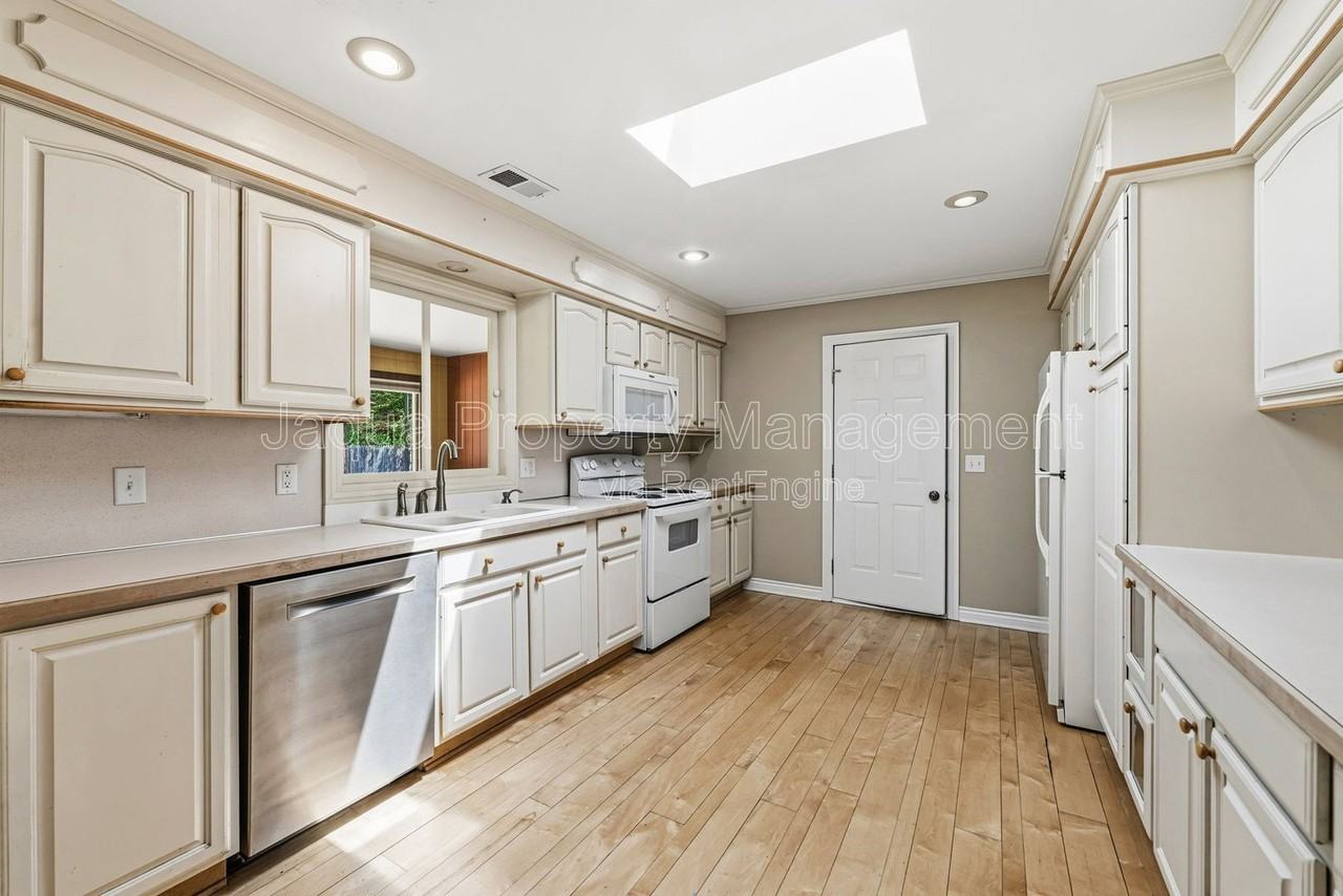 4420 Croyden Ave - Photo 7 of 29