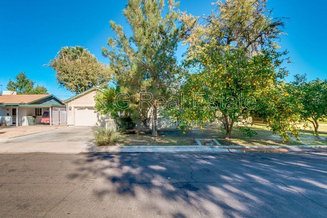 526 E Flynn Ln - Photo 2 of 33