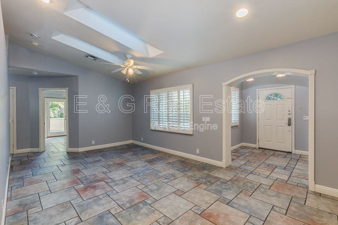 526 E Flynn Ln - Photo 5 of 33