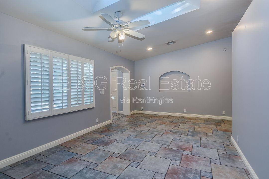 526 E Flynn Ln - Photo 6 of 33