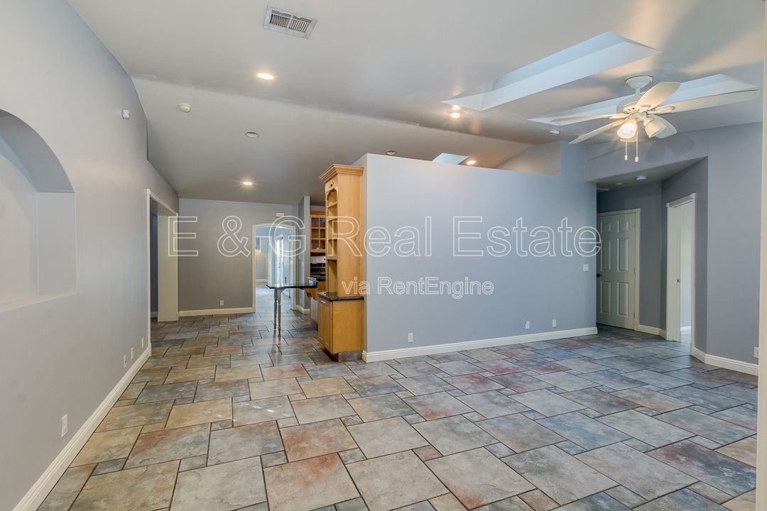 526 E Flynn Ln - Photo 7 of 33