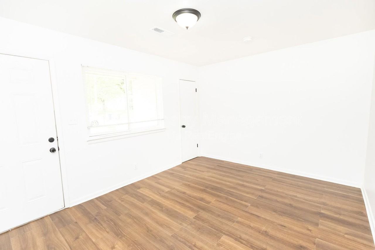 2011 Milne St #B - Photo 5 of 12