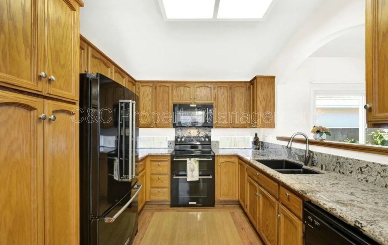 242 Bartlett Ln - Photo 4 of 20